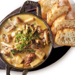 きのことつぶ貝のフリカッセ　バケット付